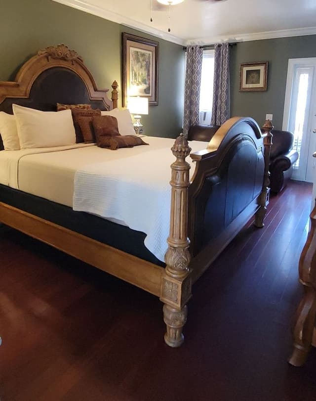 City Room, 1 King Bed, Balcony, City View