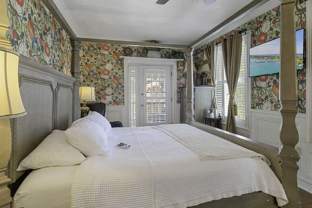 City Room, 1 King Bed, Balcony, City View