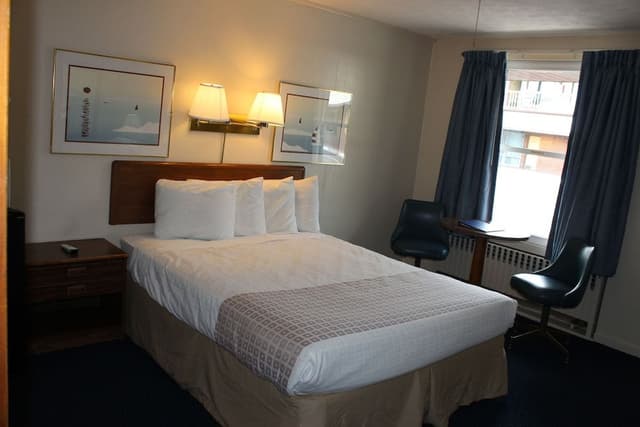 Room, 1 Queen Bed, Non Smoking (On the Side)