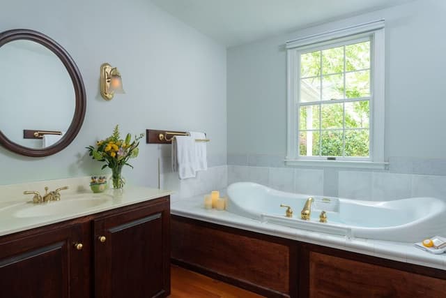 Deluxe Double Room, 1 King Bed, Jetted Tub, Garden View (Rose Room)