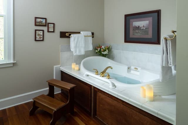 Deluxe Double Room, Jetted Tub, Garden View (Hunt Country Room)