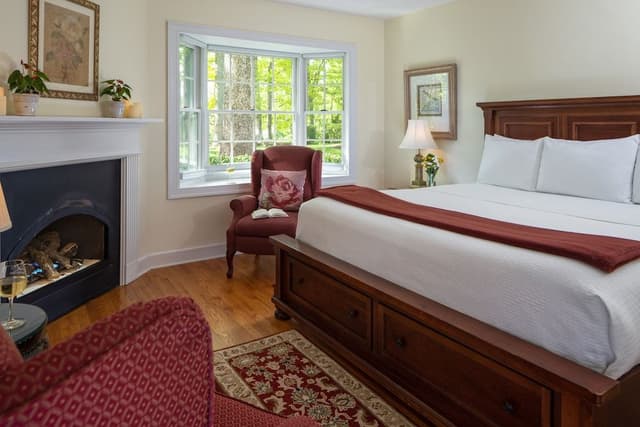 Deluxe Double Room, 1 King Bed, Jetted Tub, Garden View (Rose Room)
