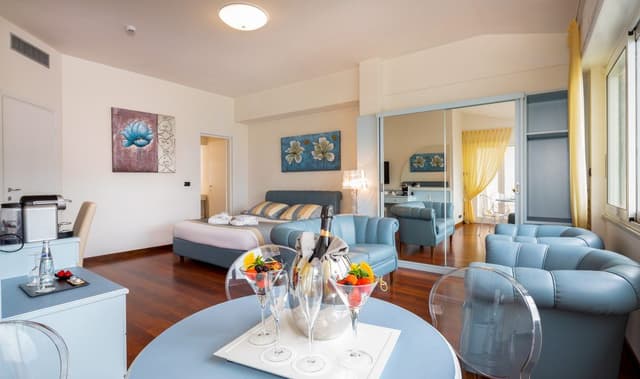 7TH FLOOR SUITE