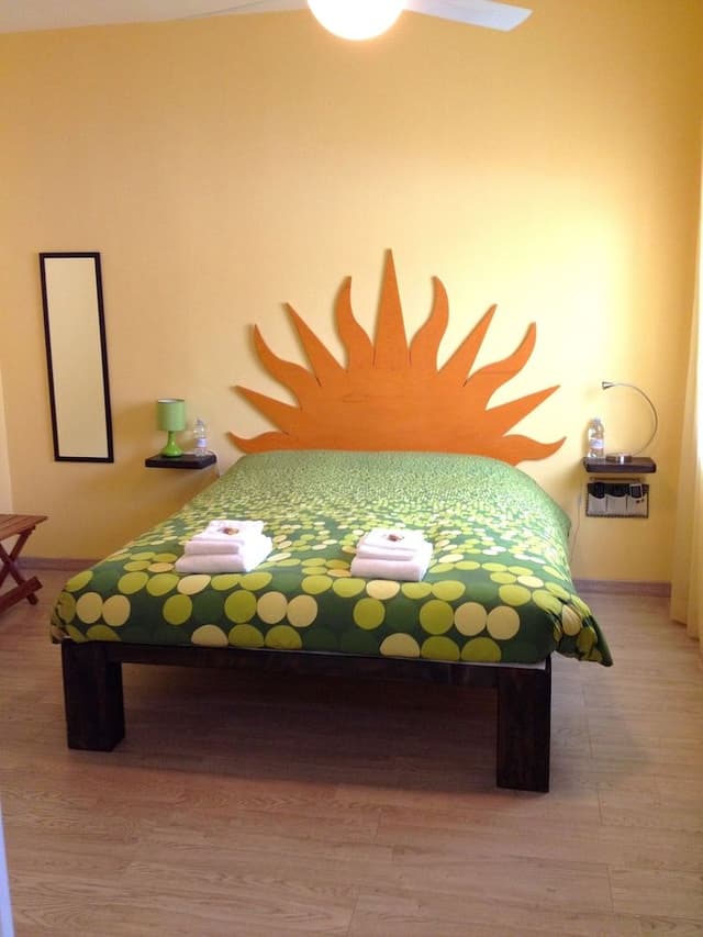 Room (Yellow)