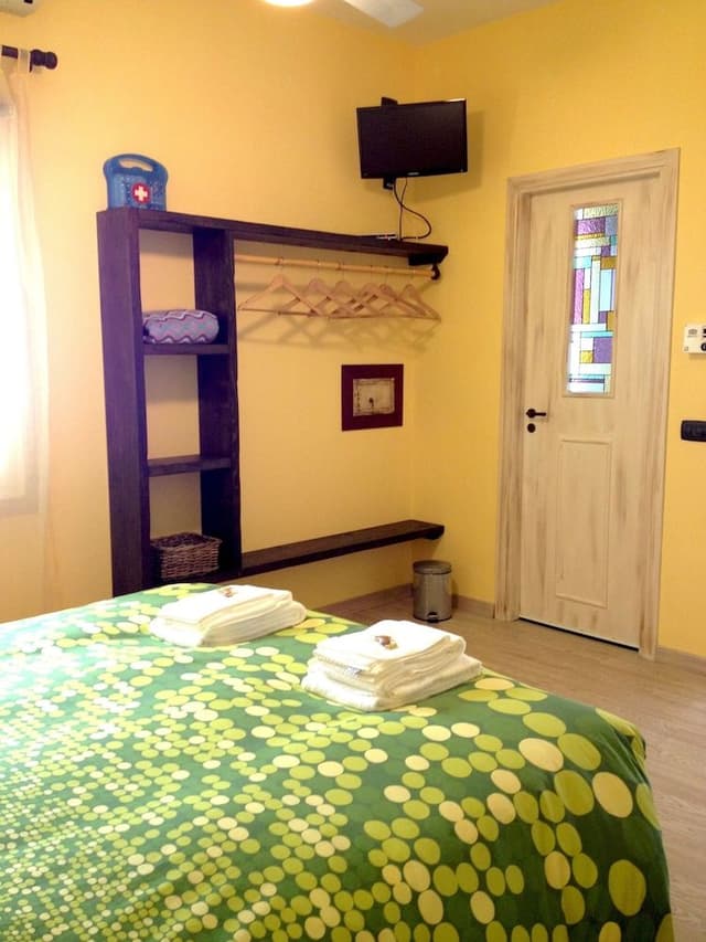 Room (Yellow)