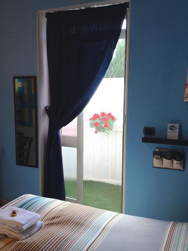Room (Blue)
