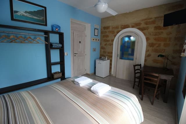 Room (Blue)