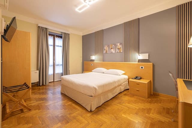 Deluxe Room, 1 Queen Bed, Hill View