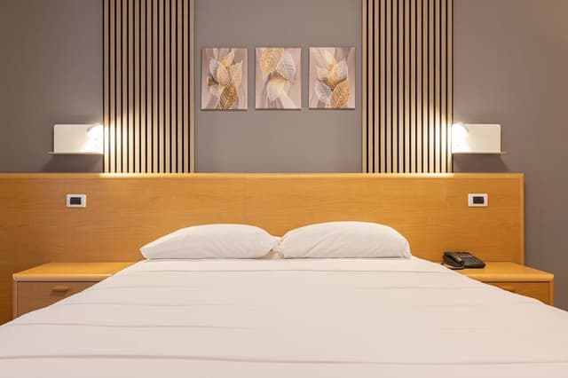 Deluxe Room, 1 Queen Bed, Hill View