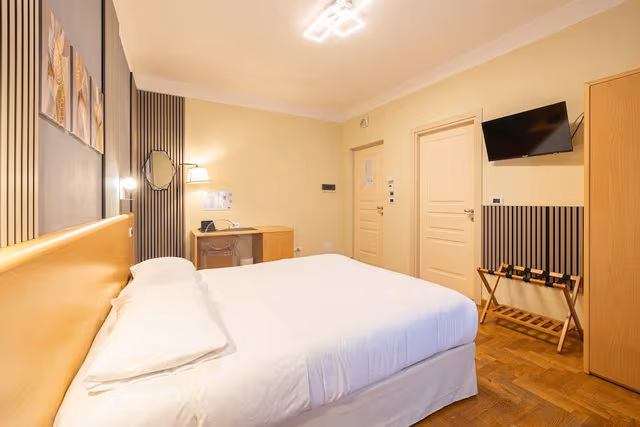 Deluxe Room, 1 Queen Bed, Hill View