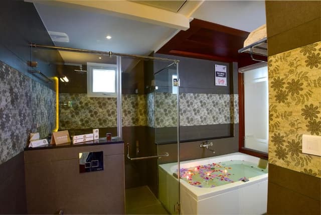King Room with Spa Bath
