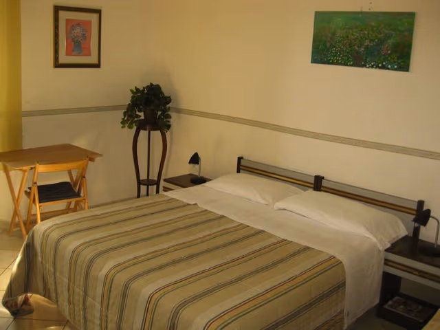 Room, Shared Bathroom (Family)