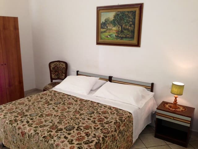 Room, Shared Bathroom (Family)