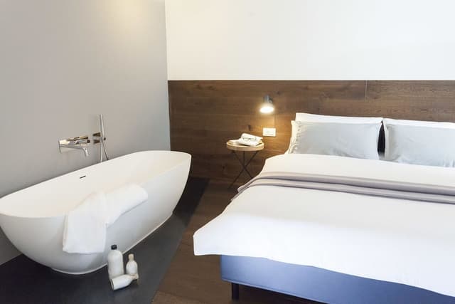 Romantic Double Room, Bathtub
