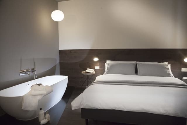 Romantic Double Room, Bathtub