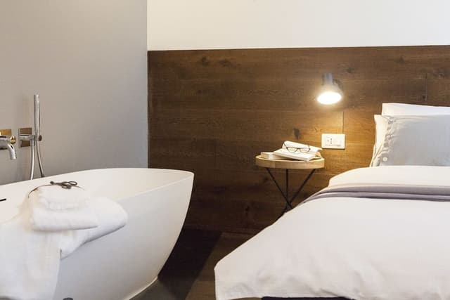 Romantic Double Room, Bathtub