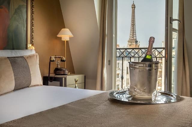 Double room with Eiffel tower view