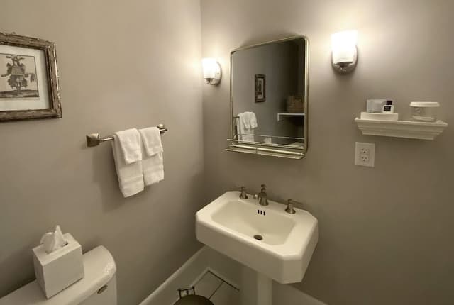 Room, 1 Queen Bed (The Lillian)