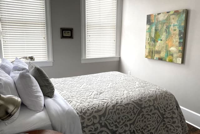 Room, 1 Queen Bed (The Lucile)