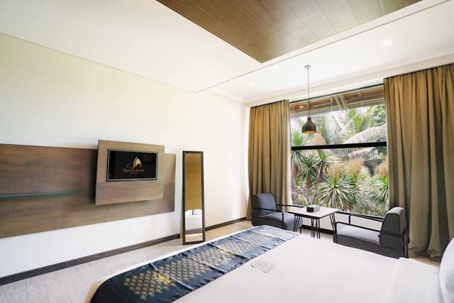 Grand Deluxe Queen Room