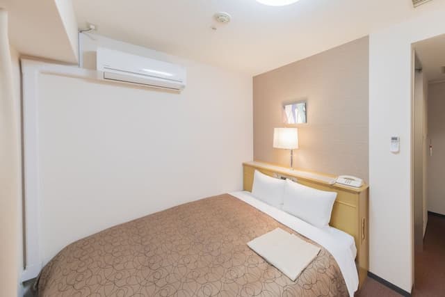 Double Room, Smoking