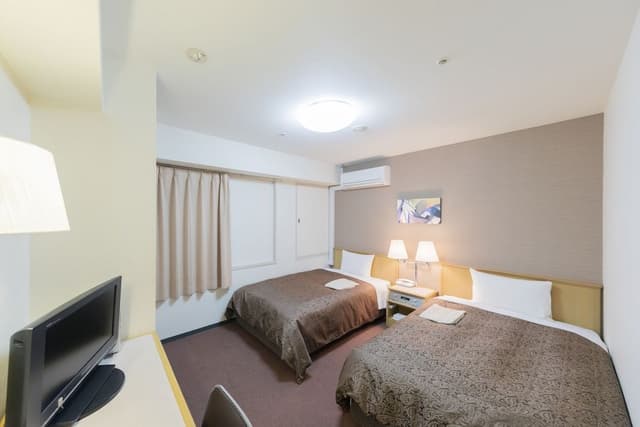 Twin Room, Smoking