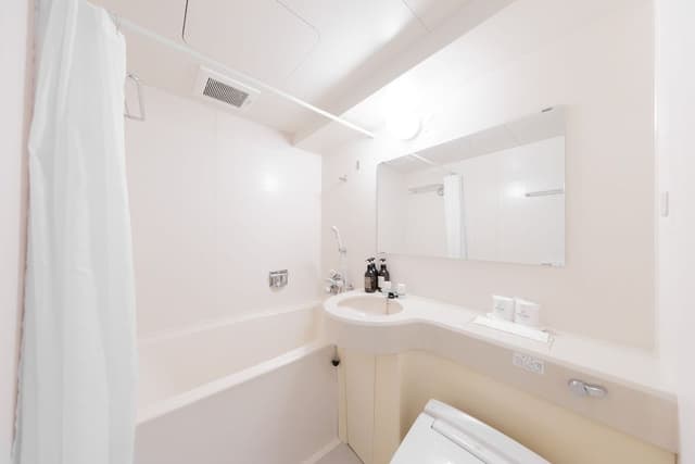 Twin Room, Smoking