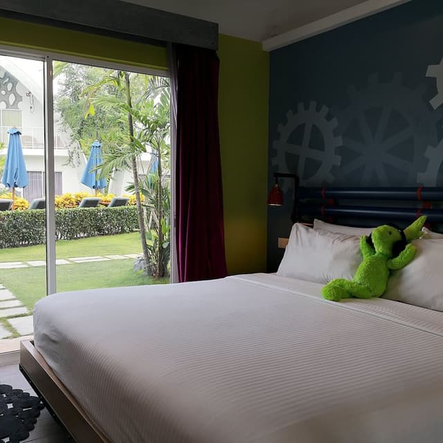 Dash Studio Super King (Pool View)