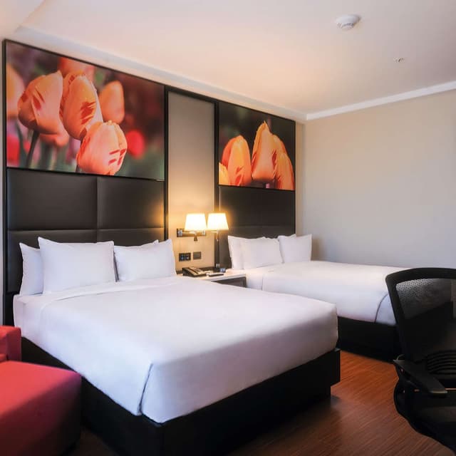 2 QUEEN BEDS