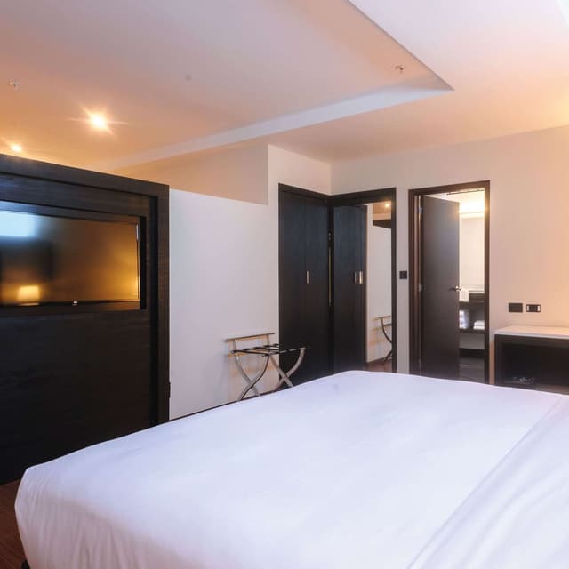 1 KING BED 1 BEDROOM SUITE