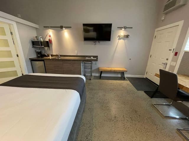 Deluxe Room, 1 Queen Bed, Kitchenette