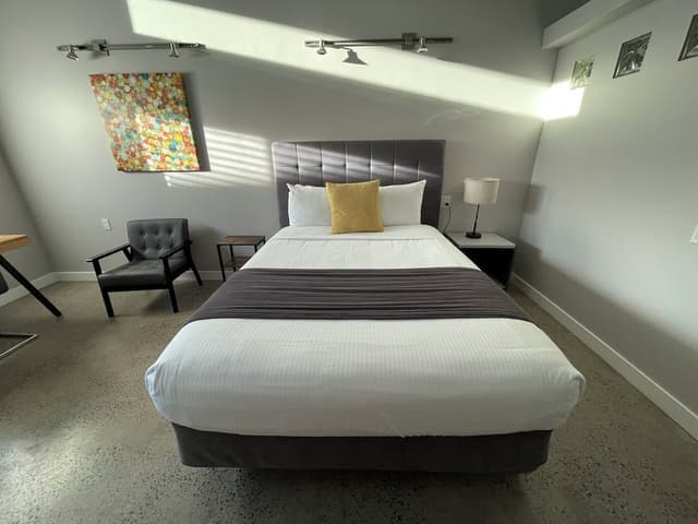 Deluxe Room, 1 Queen Bed, Kitchenette