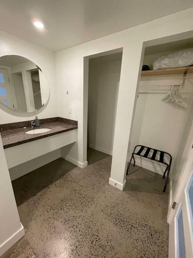 Deluxe Room, 1 Queen Bed, Kitchenette