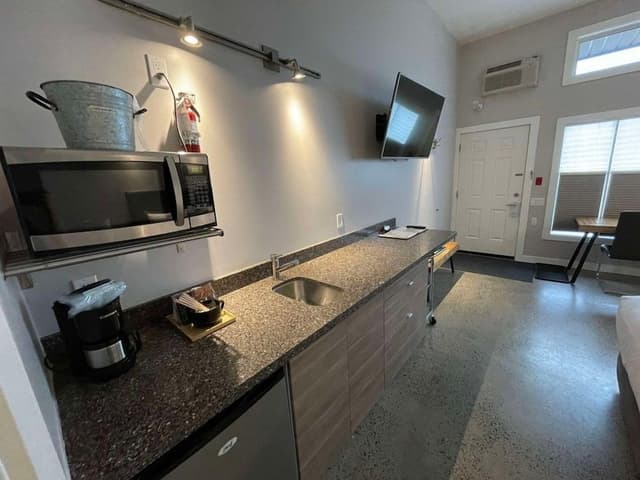 Deluxe Room, 1 Queen Bed, Kitchenette