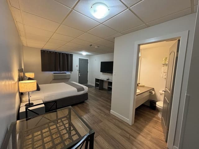 Standard Room, 1 Queen Bed, Refrigerator & Microwave, Ground Floor