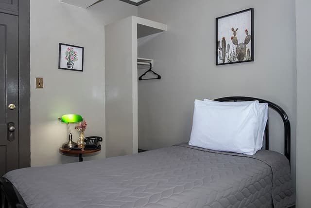 Hostel Room Twin Bed w/Shared Bathroom in Hallway