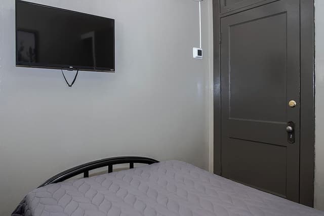 Hostel Room Twin Bed w/Shared Bathroom in Hallway