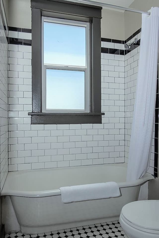 Hostel Room Full Bed w/Shared Bathroom in Hallway