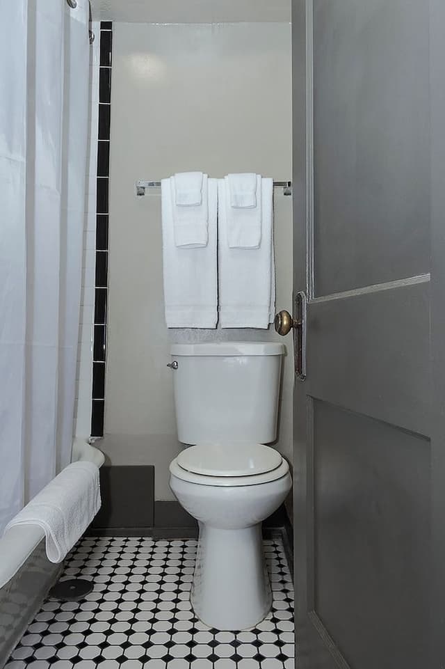 Private Room w/King Bed & Private Ensuite Bathroom