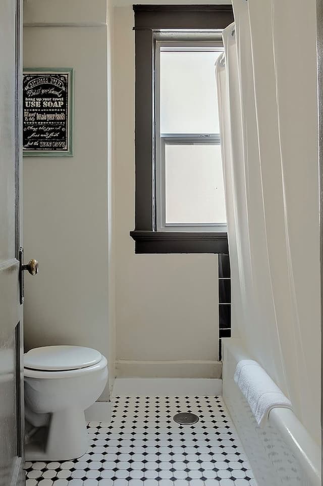 Private Room w/Full Bed & Private Ensuite Bathroom