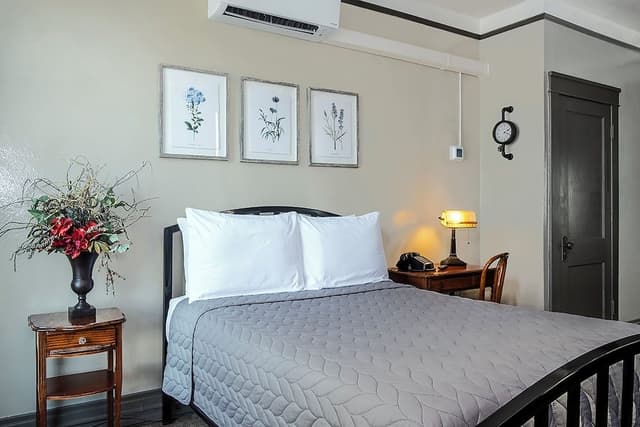 Private Room w/Full Bed & Private Ensuite Bathroom