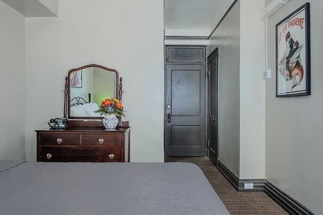 Private Room w/King Bed & Private Ensuite Bathroom