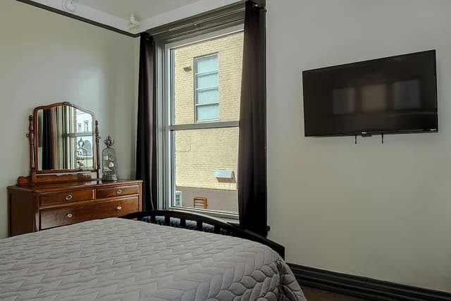Private Room w/Full Bed & Private Ensuite Bathroom