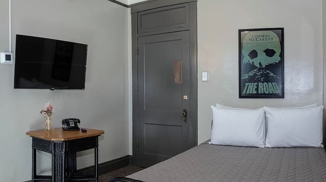 Hostel Room Full Bed w/Shared Bathroom in Hallway