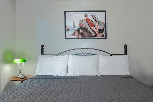 Private Room w/King Bed & Private Ensuite Bathroom