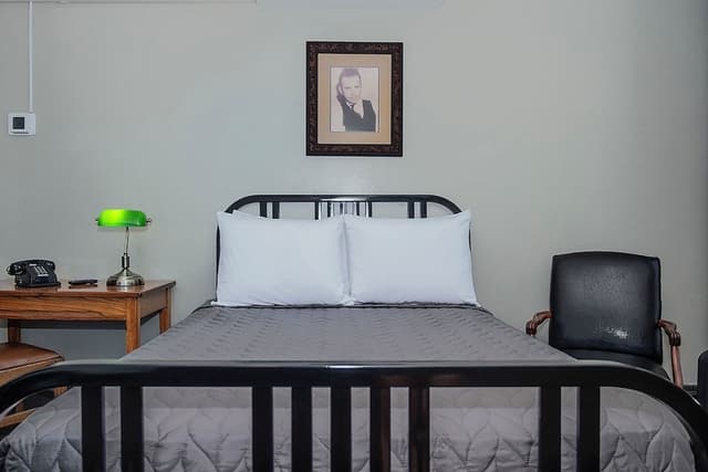 Hostel Room Full Bed w/Shared Bathroom in Hallway