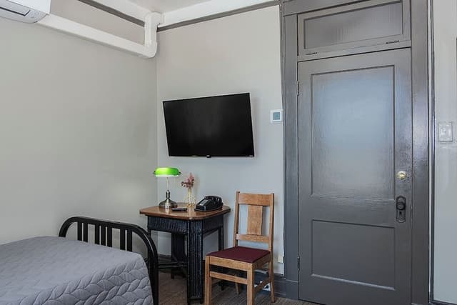 Hostel Room Twin Bed w/Shared Bathroom in Hallway