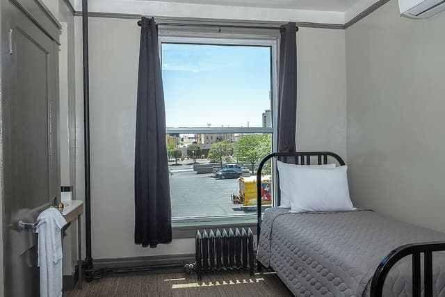 Hostel Room Twin Bed w/Shared Bathroom in Hallway
