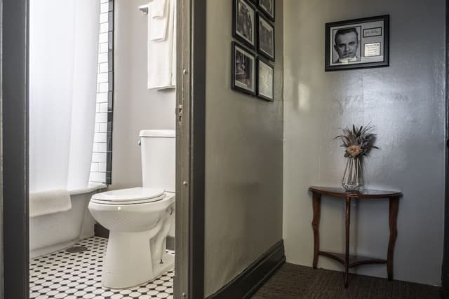 Private Room w/Full Bed & Private Ensuite Bathroom