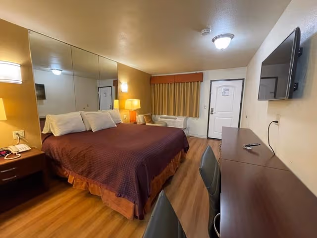 Single Room, 1 King Bed, Non Smoking, Private Bathroom